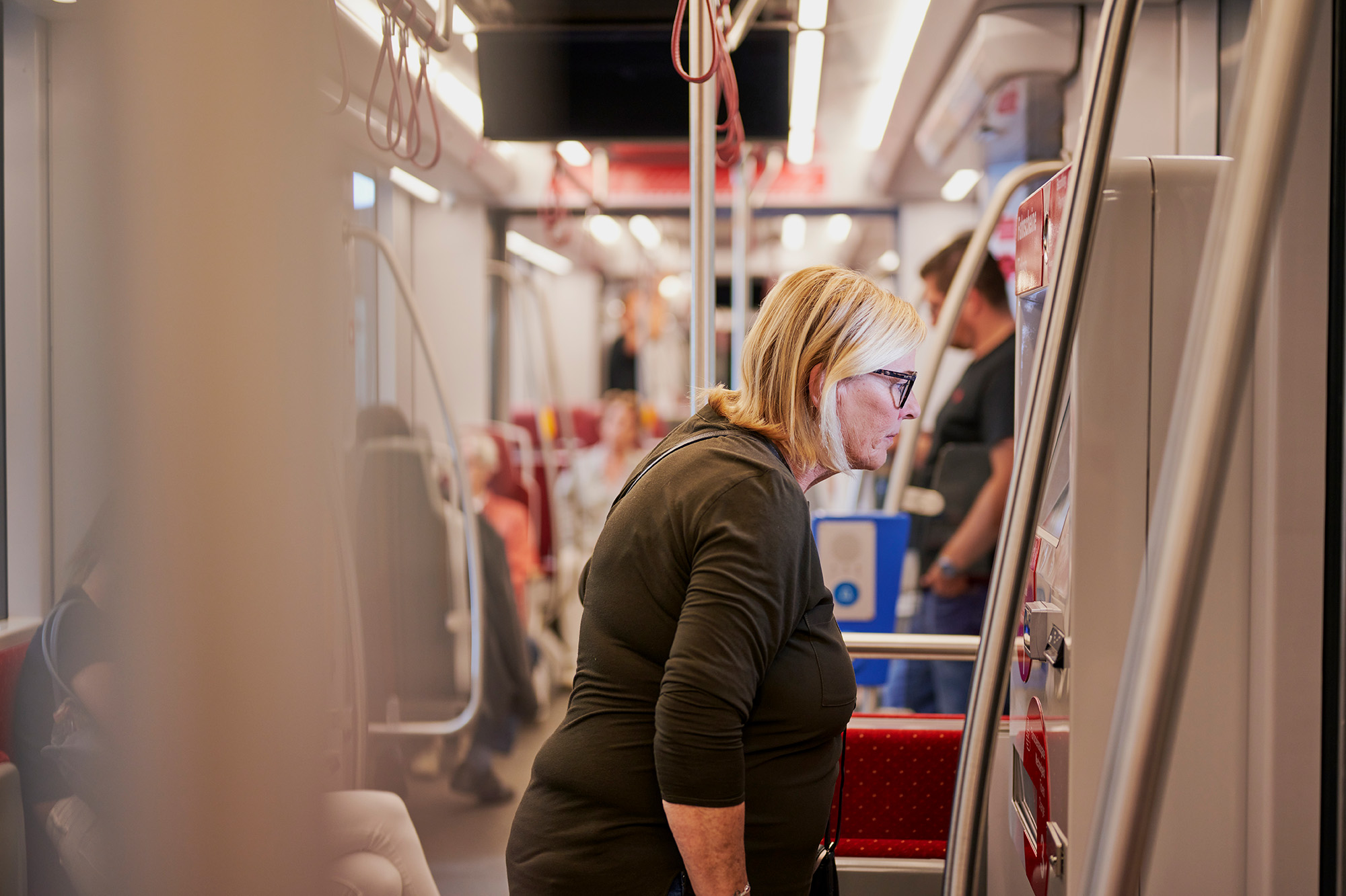 Mann wartet auf Straßenbahn