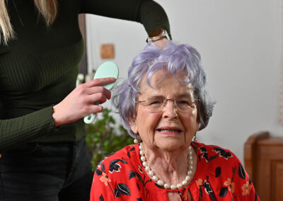 Einer alten Dame werden die Haare frisiert
