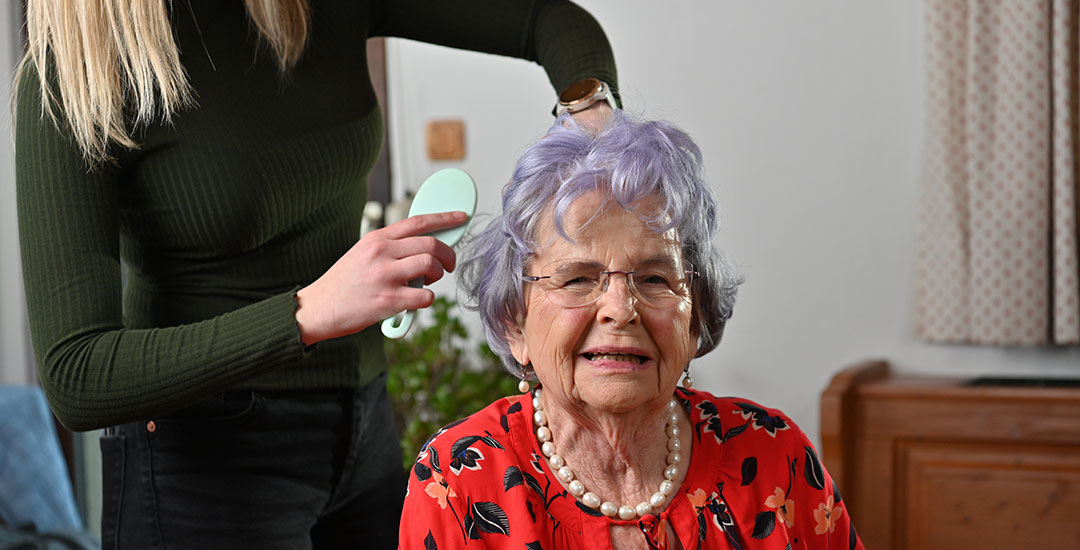Einer alten Dame werden die Haare frisiert