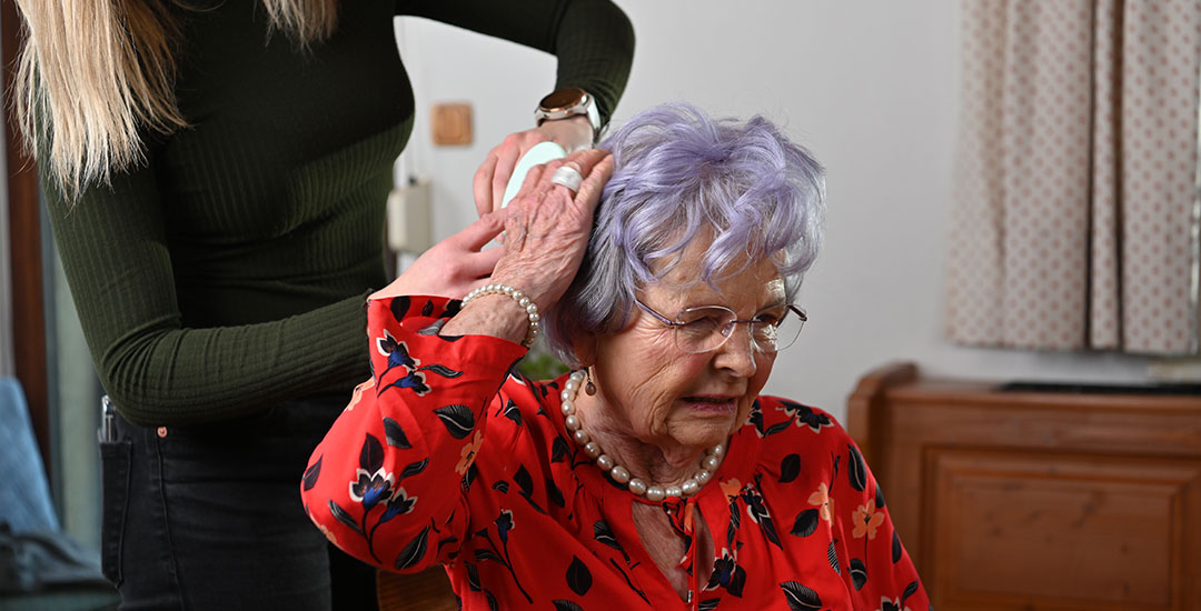 Einer alten Dame werden die Haare frisiert